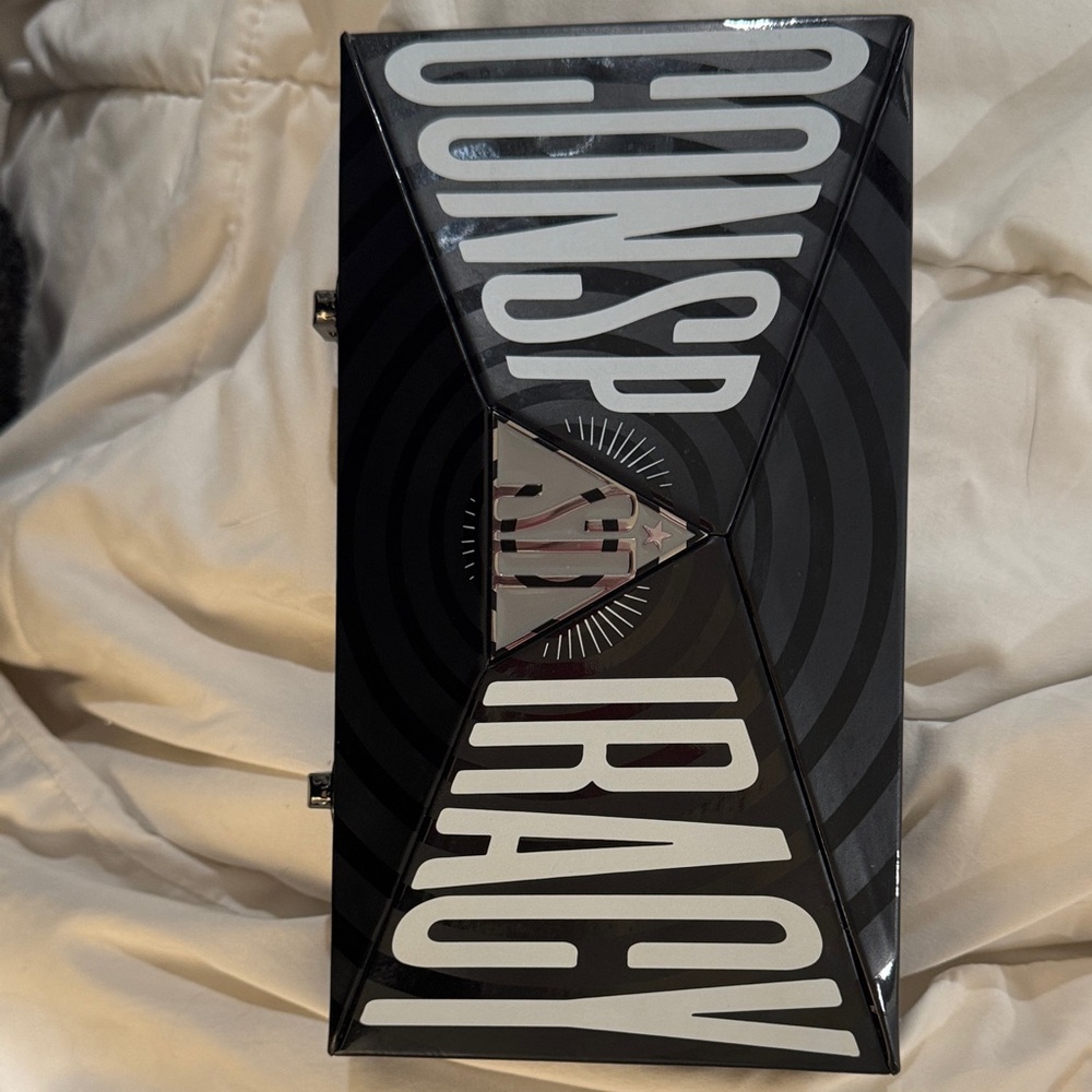 Conspiracy Theory 18 pan eyeshadow palette